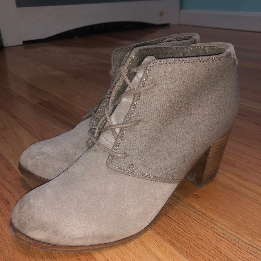 TOMS TAUPE BOOTIES W HEEL | Felt & Suede